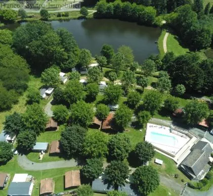 a vendre camping sur environ 1 ha à côté dun étang, qui est situé au croisi