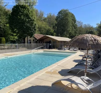 camping de 3 étoiles bien entretenu, avec une belle m