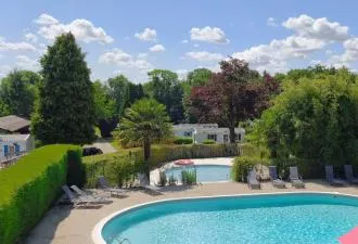 TRES BEAU CAMPING  dans bourg de campagne en Normandie. Murs et fonds à vendre.72 emplacements.