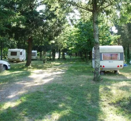 OPPORTUNITÉ UNIQUE – CRÉATION DE CAMPING / PRL DANS VILLAGE MÉDIÉVAL CLASSÉ