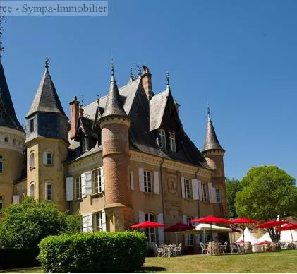 vente d'un château d'exception au coeur des midi-pyrénées avec un camping 100 emplacements