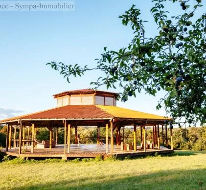 beau camping ayant un gros potentiel