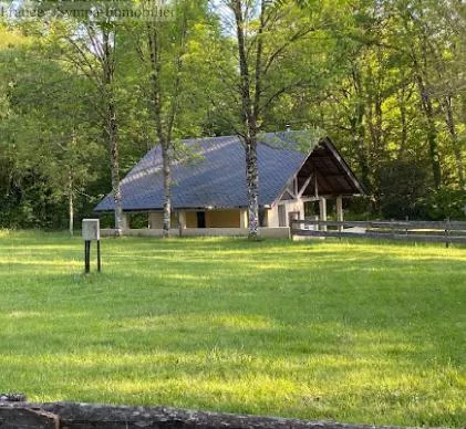 vendu en exclusivité camping superbement situé dans une zone touristique très connue