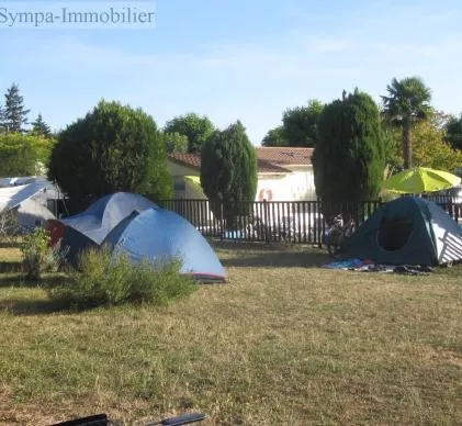 une opportunité exceptionnelle d'acquérir un camping prospère et bien établi situé dans la magnifiqu