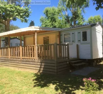 a vendre camping sur environ 1 ha à côté dun étang, qui est situé au croisière des trois département