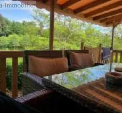 a vendre camping sur environ 1 ha à côté dun étang, qui est situé au croisière des trois département