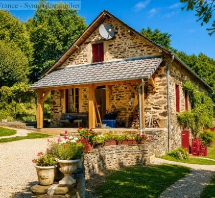 camping naturiste renommé et prospère, situé sur un site exceptionnel de plus de 17 hectares