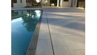 Caniveaux à fente Rigole® pour espaces aquatiques