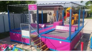 Trampoline avec 4 mini-stations, allée centrale. Équipement spécial.