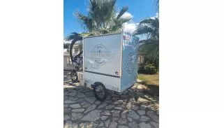 Triporteur électrique VAE pour la vente ambulante de glaces.